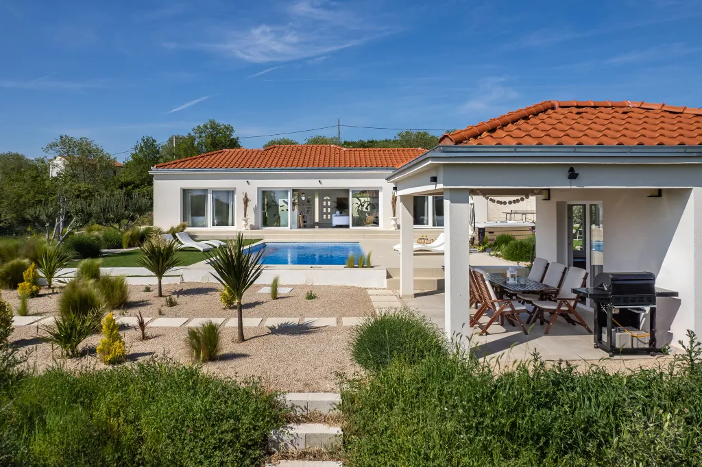 Modern Villa Retreat with Pool in Radašinovci