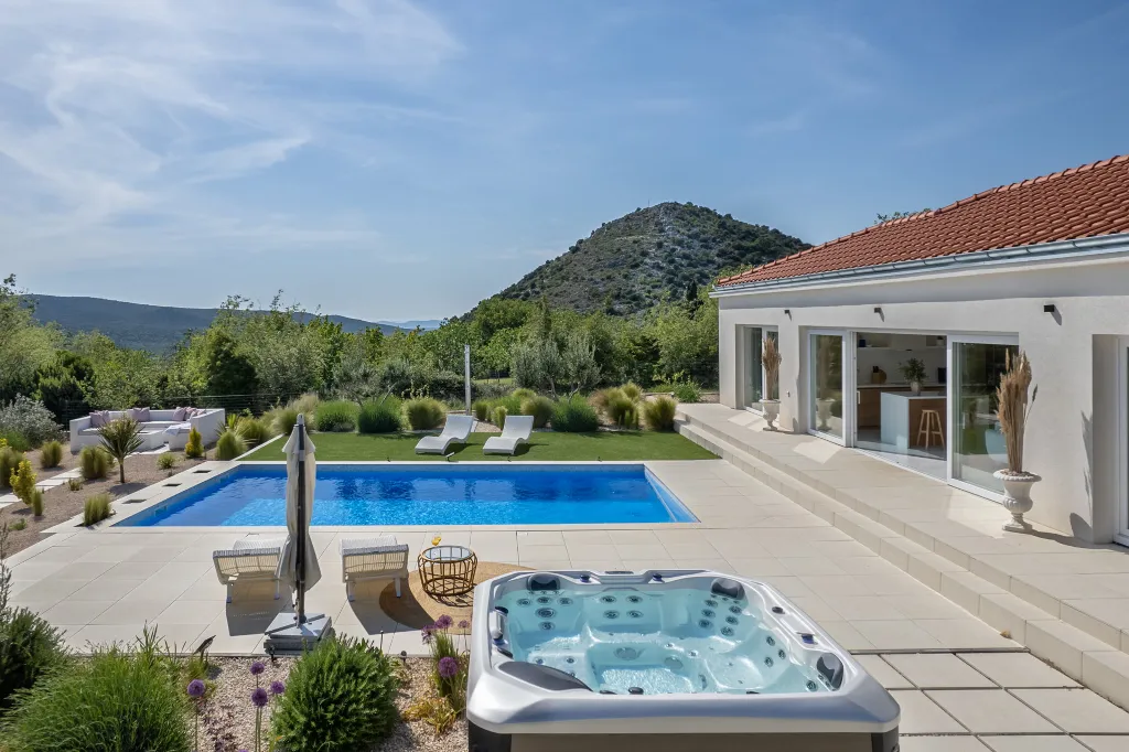 Modern Villa Retreat with Pool in Radašinovci