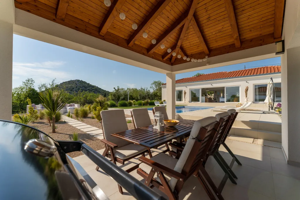 Modern Villa Retreat with Pool in Radašinovci