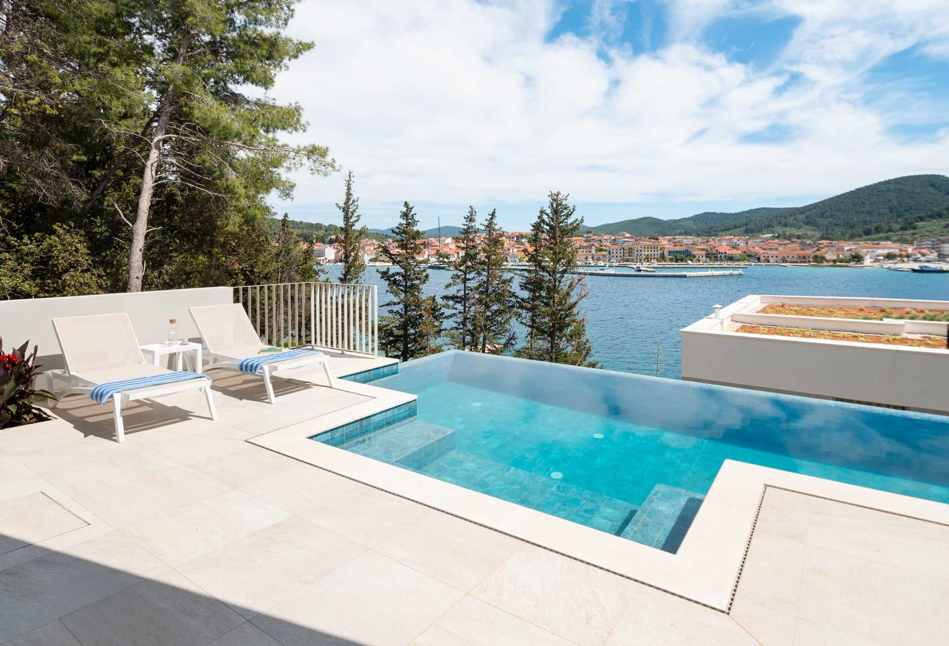 Luxury Villa Ivy with Pool
