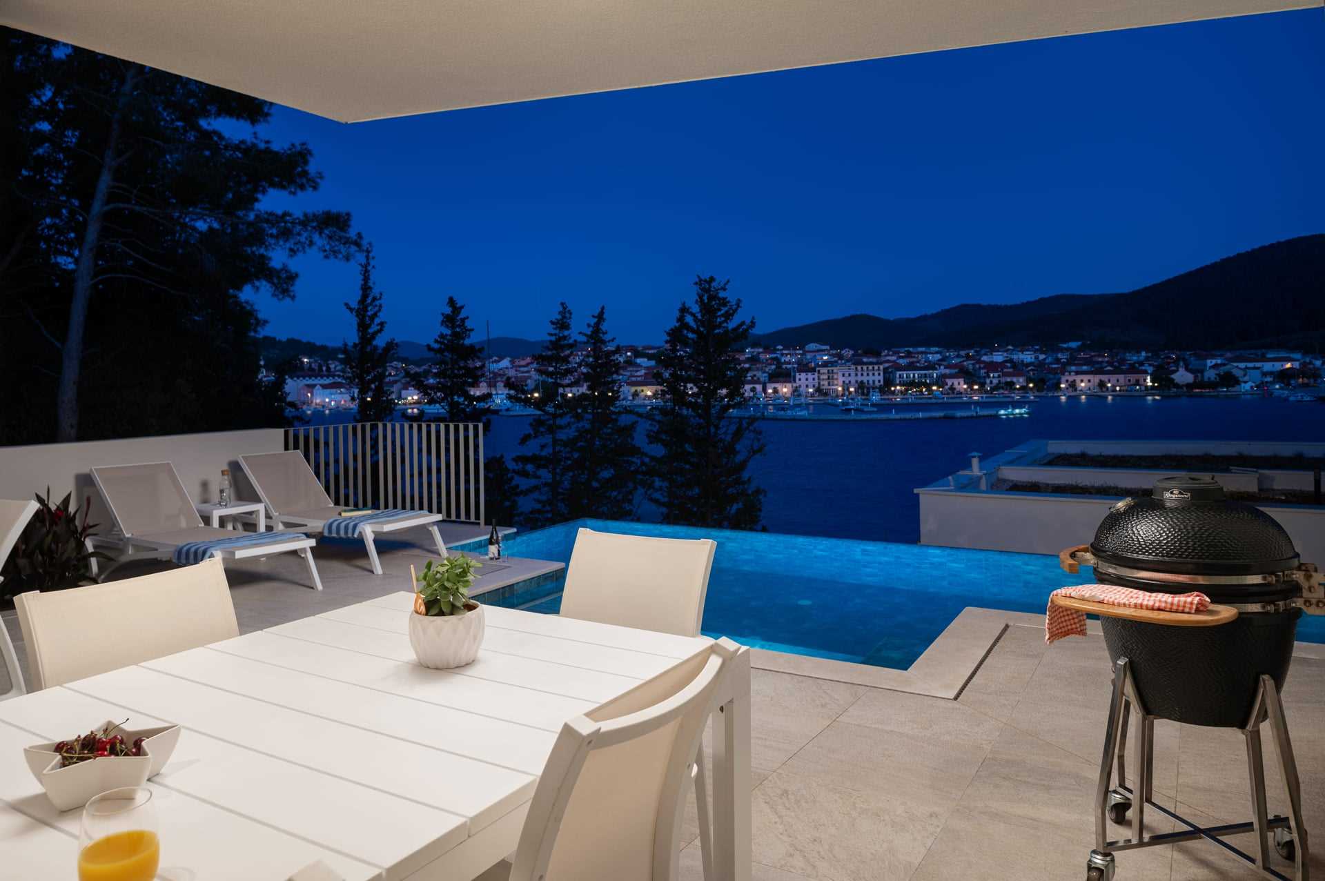 Luxury Villa Ivy with Pool