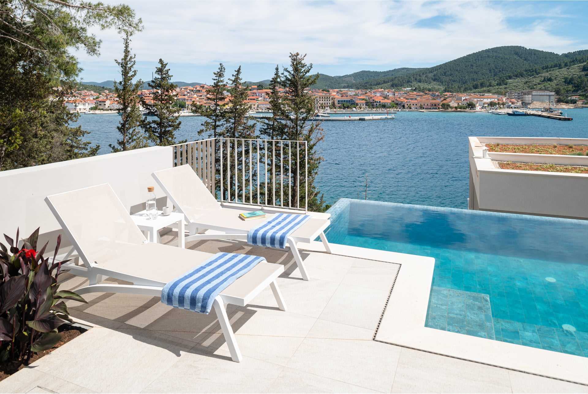 Luxury Villa Ivy with Pool
