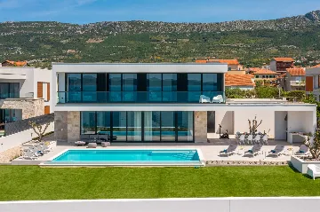 Modern Seafront Villa with Pool in Kaštel Kambelovac