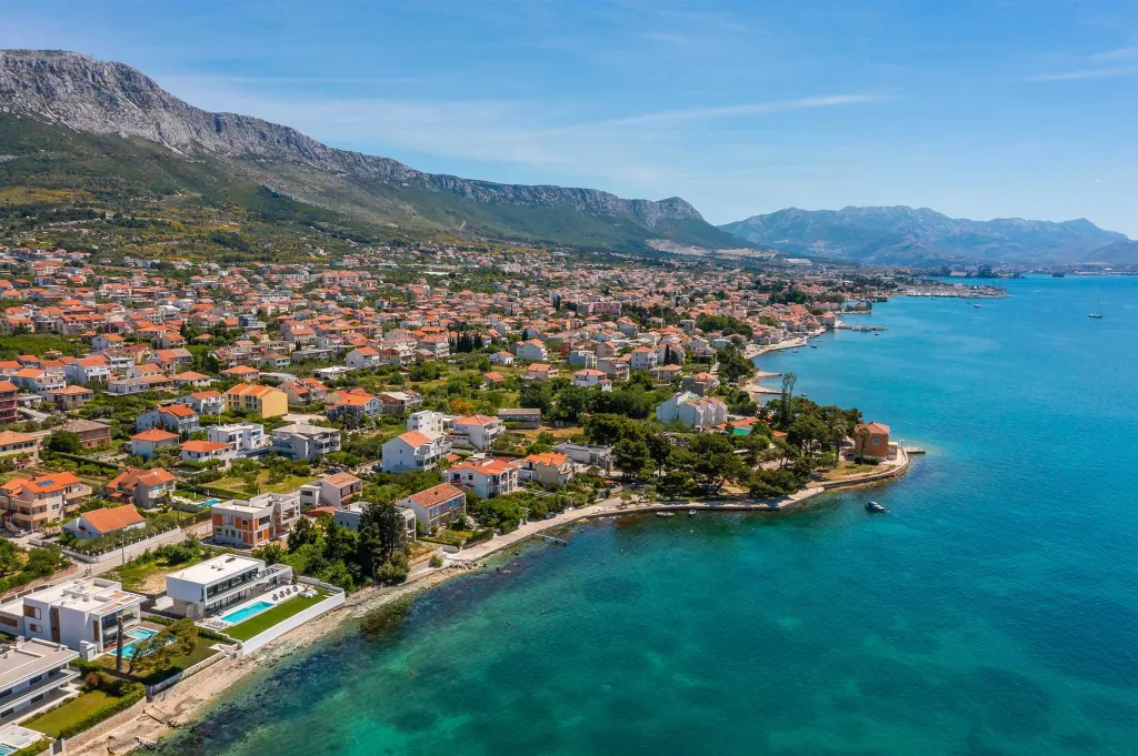 Modern Seafront Villa with Pool in Kaštel Kambelovac