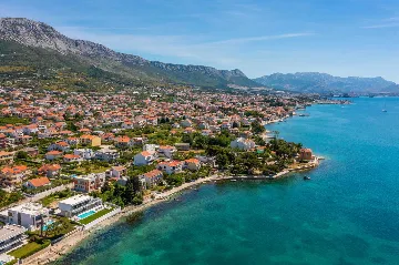 Modern Seafront Villa with Pool in Kaštel Kambelovac