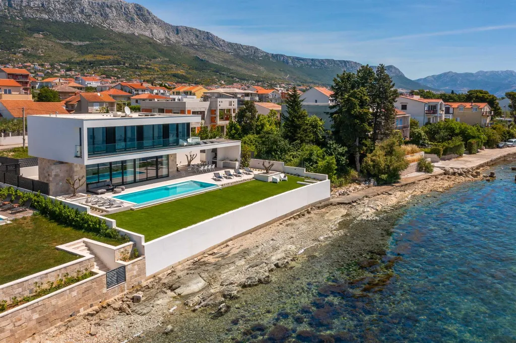 Modern Seafront Villa with Pool in Kaštel Kambelovac