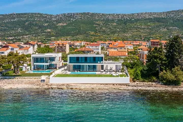 Modern Seafront Villa with Pool in Kaštel Kambelovac