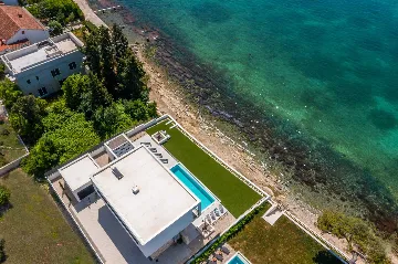 Modern Seafront Villa with Pool in Kaštel Kambelovac