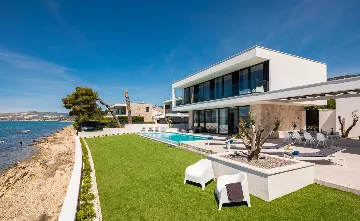Modern Seafront Villa with Pool in Kaštel Kambelovac