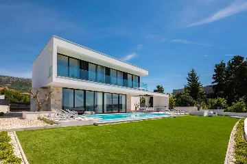 Modern Seafront Villa with Pool in Kaštel Kambelovac