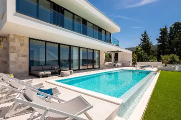 Modern Seafront Villa with Pool in Kaštel Kambelovac