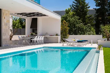 Modern Seafront Villa with Pool in Kaštel Kambelovac