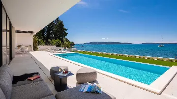Modern Seafront Villa with Pool in Kaštel Kambelovac