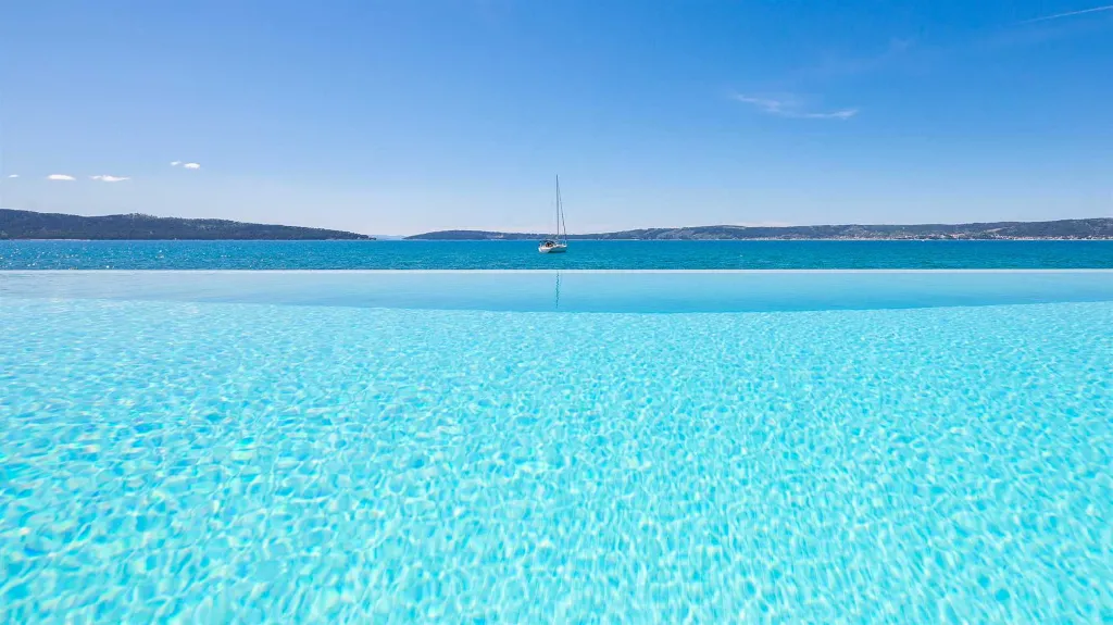 Modern Seafront Villa with Pool in Kaštel Kambelovac