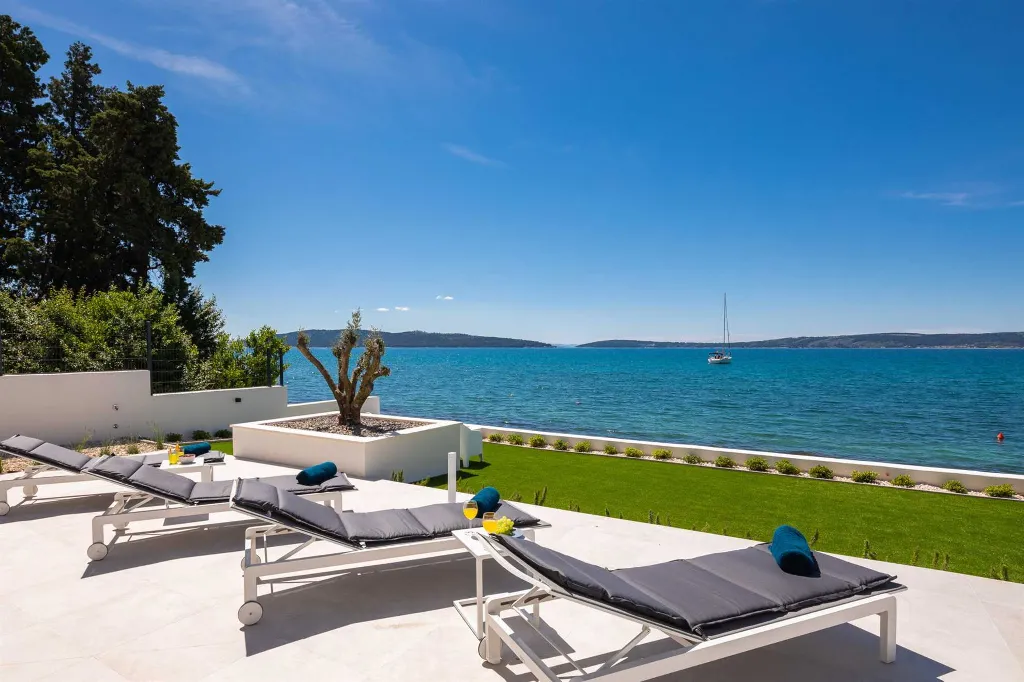 Modern Seafront Villa with Pool in Kaštel Kambelovac