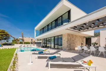 Modern Seafront Villa with Pool in Kaštel Kambelovac