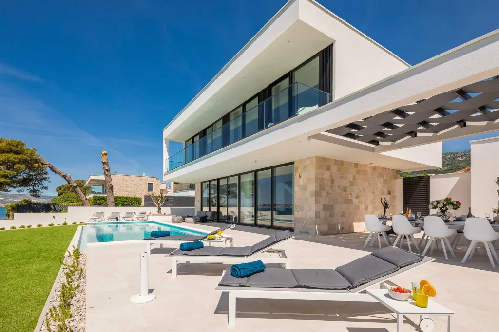 Modern Seafront Villa with Pool in Kaštel Kambelovac