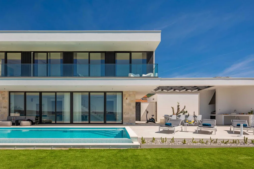 Modern Seafront Villa with Pool in Kaštel Kambelovac