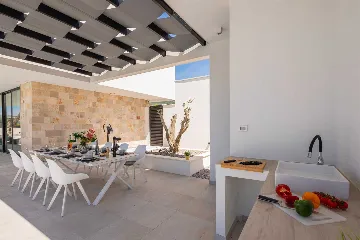 Modern Seafront Villa with Pool in Kaštel Kambelovac