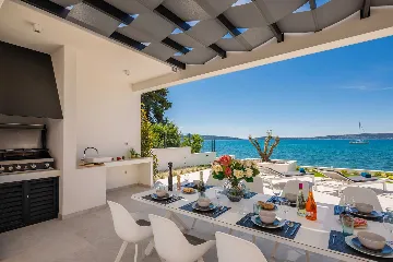 Modern Seafront Villa with Pool in Kaštel Kambelovac