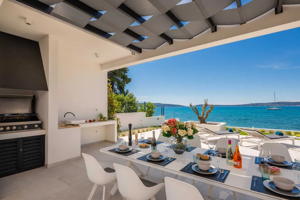 Modern Seafront Villa with Pool in Kaštel Kambelovac