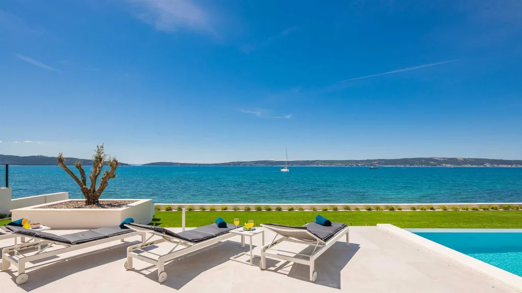 Modern Seafront Villa with Pool in Kaštel Kambelovac