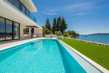 Modern Seafront Villa with Pool in Kaštel Kambelovac