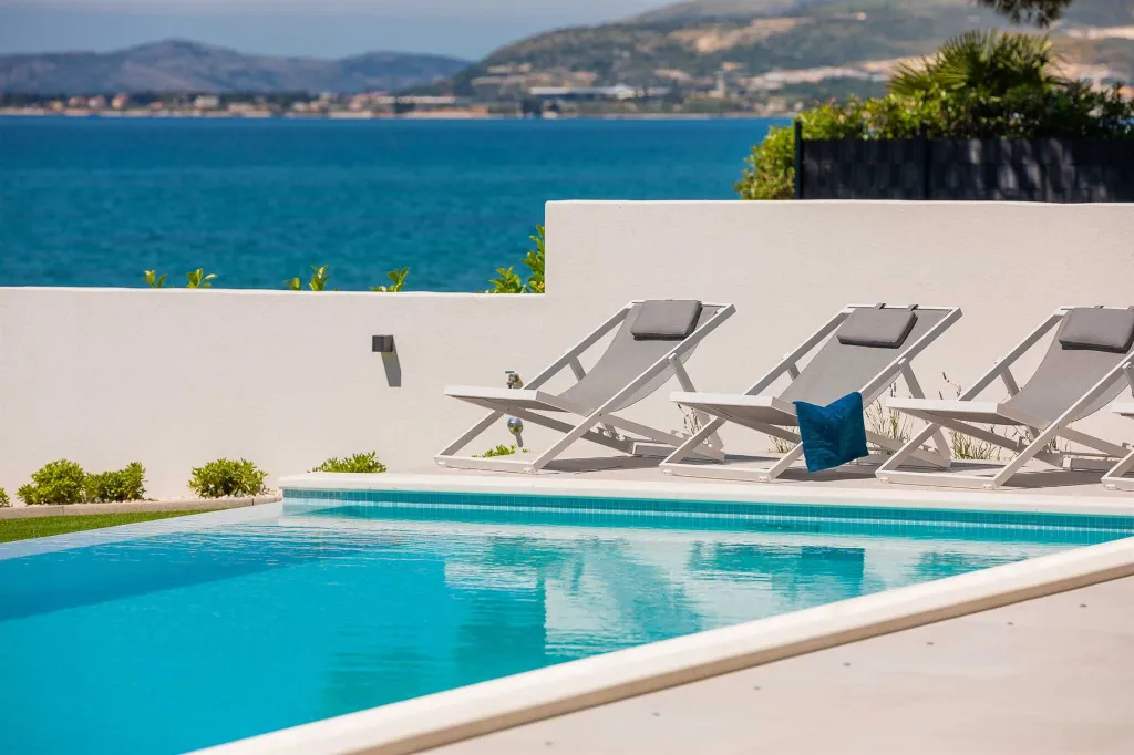 Modern Seafront Villa with Pool in Kaštel Kambelovac