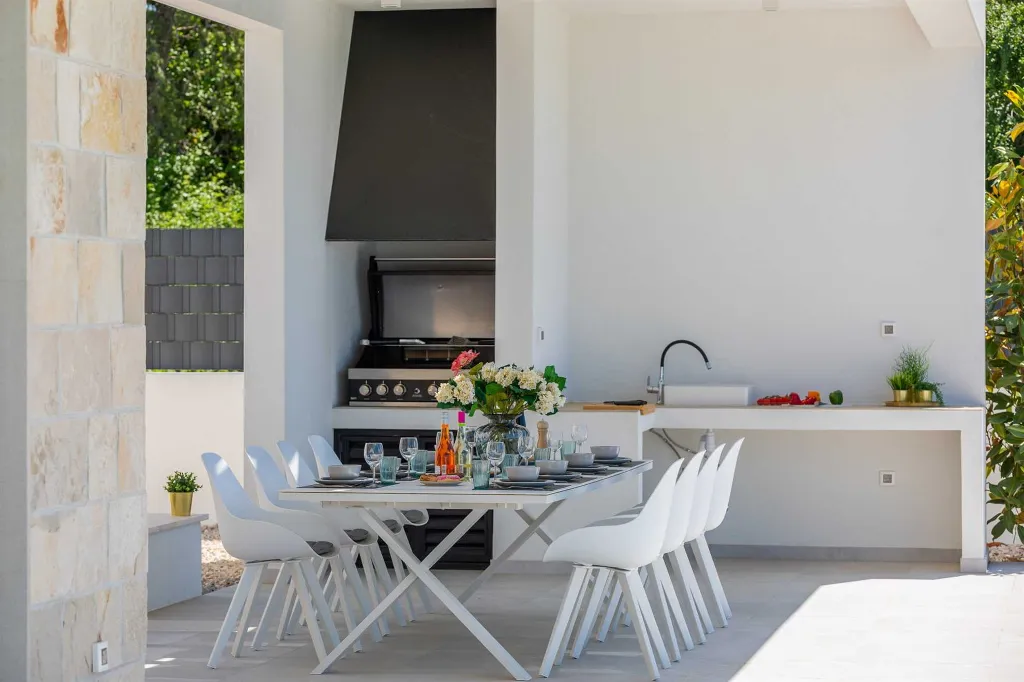 Modern Seafront Villa with Pool in Kaštel Kambelovac