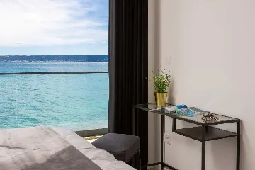 Modern Seafront Villa with Pool in Kaštel Kambelovac