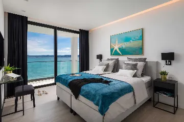 Modern Seafront Villa with Pool in Kaštel Kambelovac