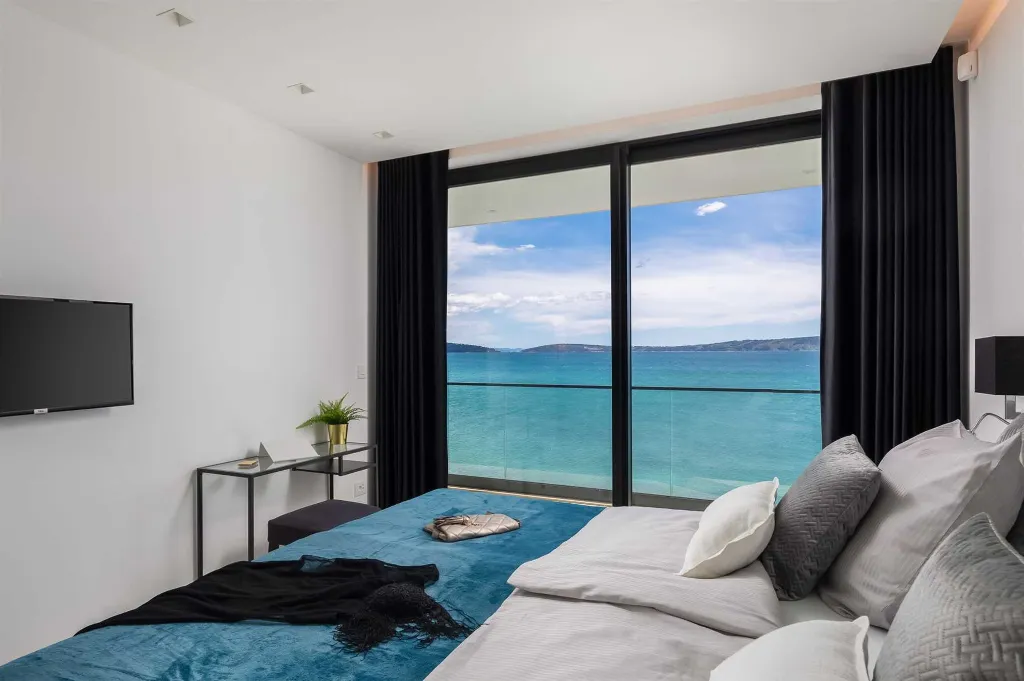 Modern Seafront Villa with Pool in Kaštel Kambelovac