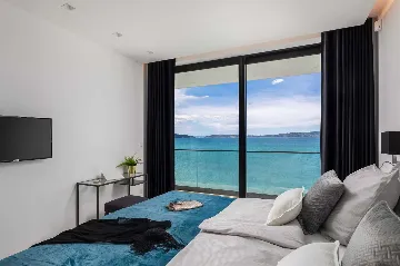 Modern Seafront Villa with Pool in Kaštel Kambelovac