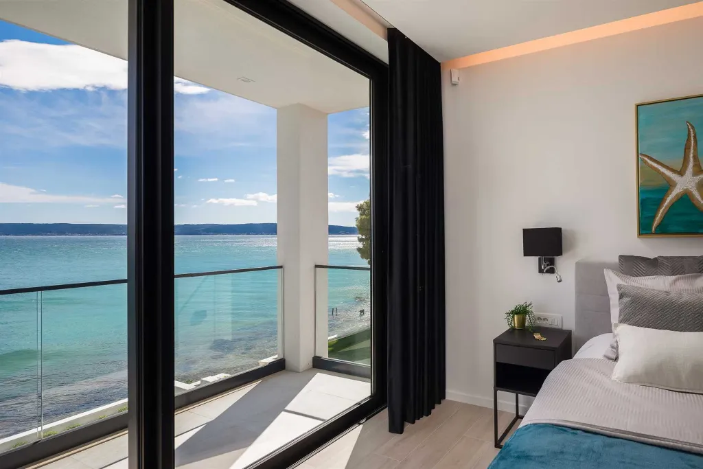 Modern Seafront Villa with Pool in Kaštel Kambelovac