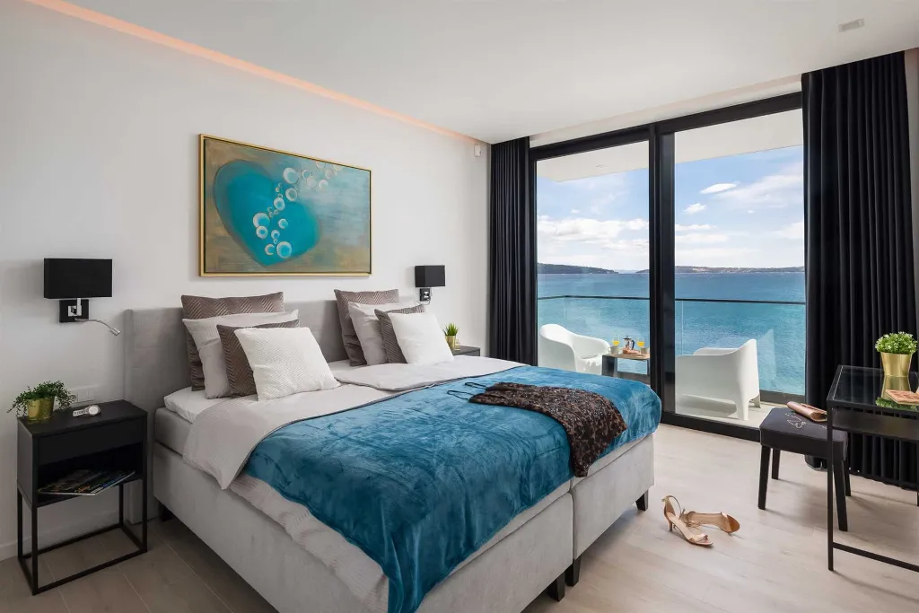 Modern Seafront Villa with Pool in Kaštel Kambelovac