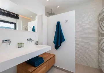 Modern Seafront Villa with Pool in Kaštel Kambelovac