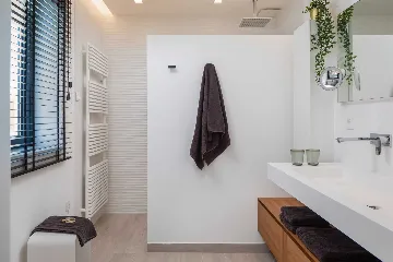 Modern Seafront Villa with Pool in Kaštel Kambelovac