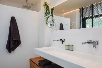 Modern Seafront Villa with Pool in Kaštel Kambelovac