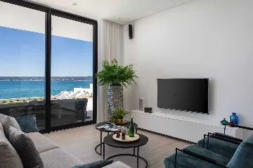 Modern Seafront Villa with Pool in Kaštel Kambelovac