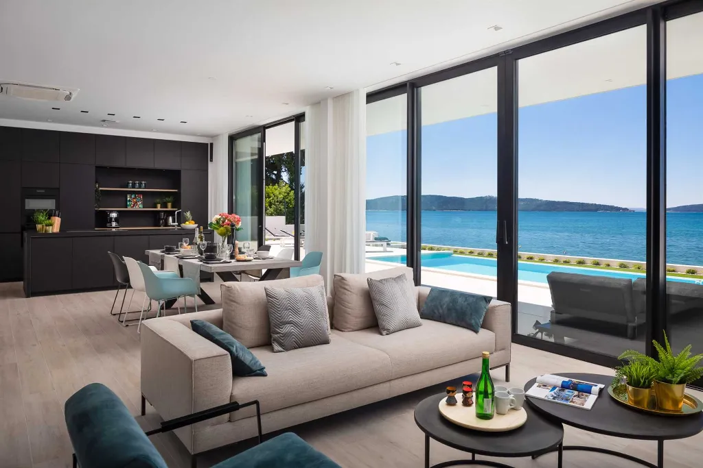 Modern Seafront Villa with Pool in Kaštel Kambelovac