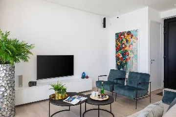 Modern Seafront Villa with Pool in Kaštel Kambelovac