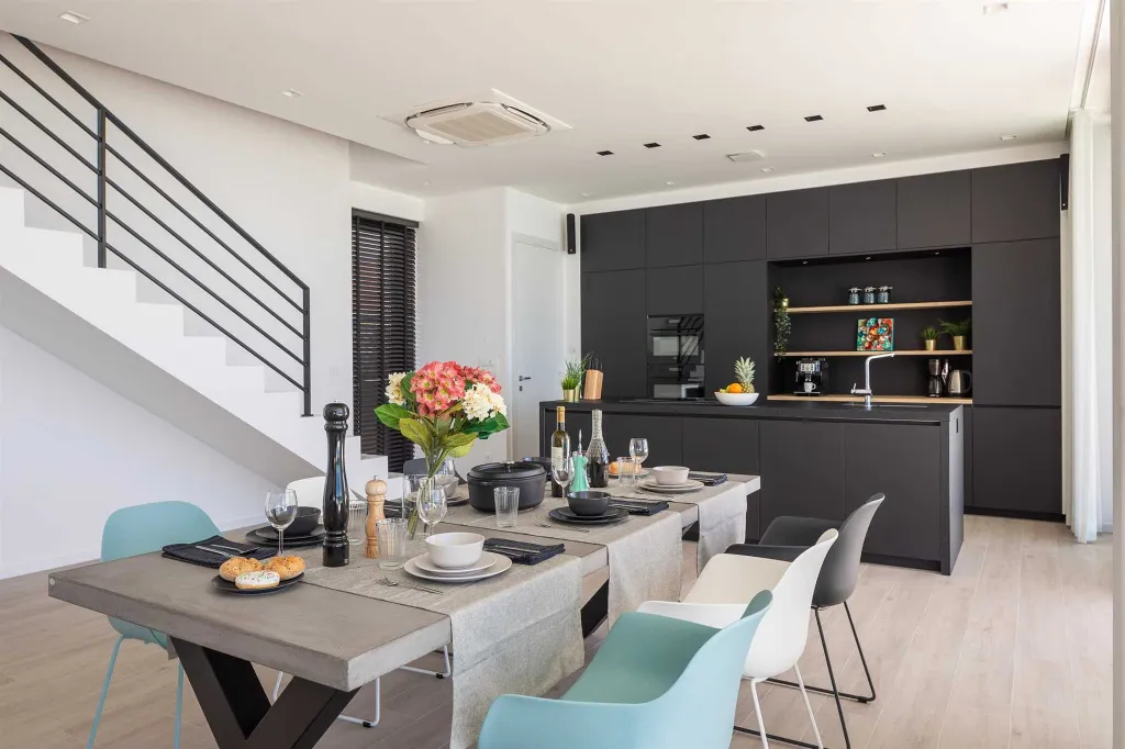 Modern Seafront Villa with Pool in Kaštel Kambelovac