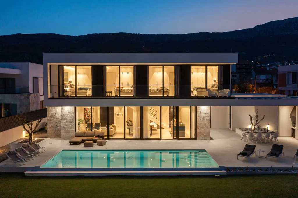 Modern Seafront Villa with Pool in Kaštel Kambelovac