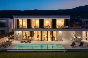 Modern Seafront Villa with Pool in Kaštel Kambelovac