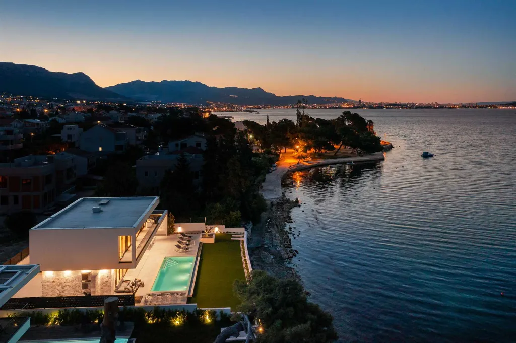 Modern Seafront Villa with Pool in Kaštel Kambelovac