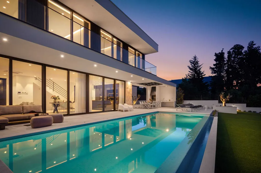 Modern Seafront Villa with Pool in Kaštel Kambelovac