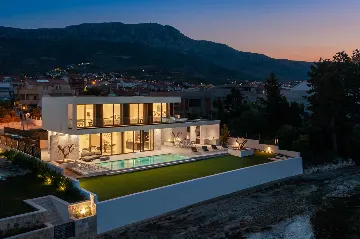 Modern Seafront Villa with Pool in Kaštel Kambelovac