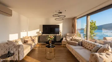 Seaside Retreat Villa in Okrug Gornji with 8 Bedrooms