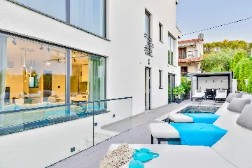 Seaside Retreat Villa in Okrug Gornji with 8 Bedrooms