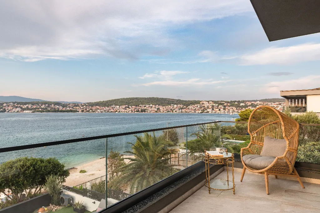 Seaside Retreat Villa in Okrug Gornji with 8 Bedrooms